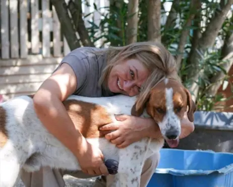Anna Maria Zafeiriadou, Gründerin von Angels Garden, umarmt einen Hund